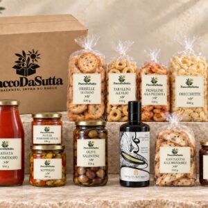 Paccu Esageratu: scatola kraft PaccoDaSutta, dodici prodotti e olio Tenuta Matiricò in bottiglia da 500 ml